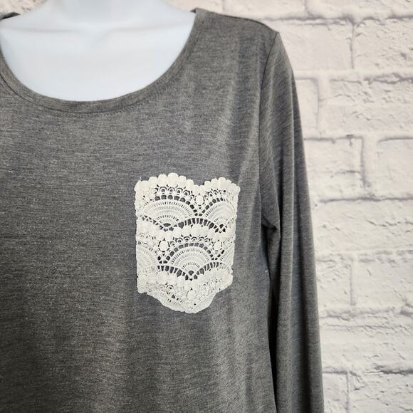 🌼SO Top Womens Size Medium Long Sleeve Gray Tee Lace Pocket - Picture 3 of 12